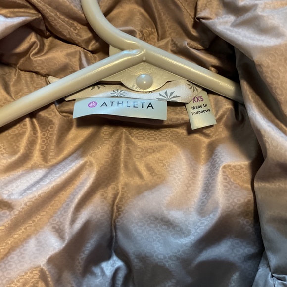 Athleta Downlicious Deluxe  puffer Vest NWT - Picture 3 of 4